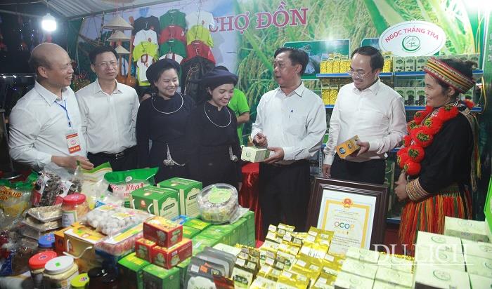  Phó Tổng cục trưởng TCDL Phạm Văn Thủy cùng các đại biểu đi tham quan các gian hàng sản phẩm OCOP của Bắc Kạn
